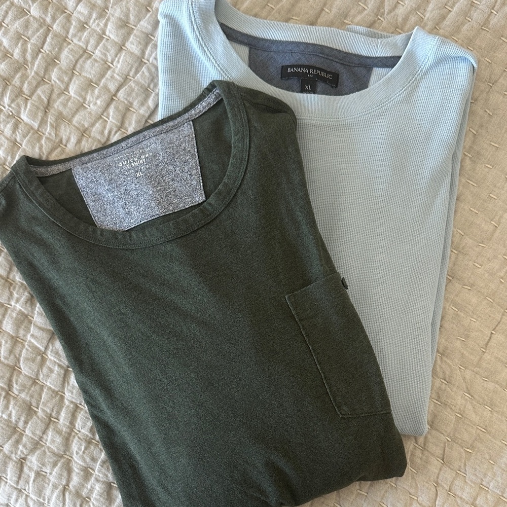 Set of 2 Banana Republic Olive Green & Sky Blue Men’s long sleeve Tees in XL.
